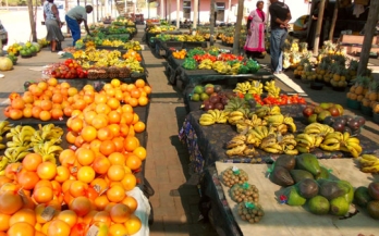 Pasar makanan di Afrika dengan pisang dan buah-buahan diletakkan Pasar makanan di Afrika dengan pisang dan buah-buahan diletakkan